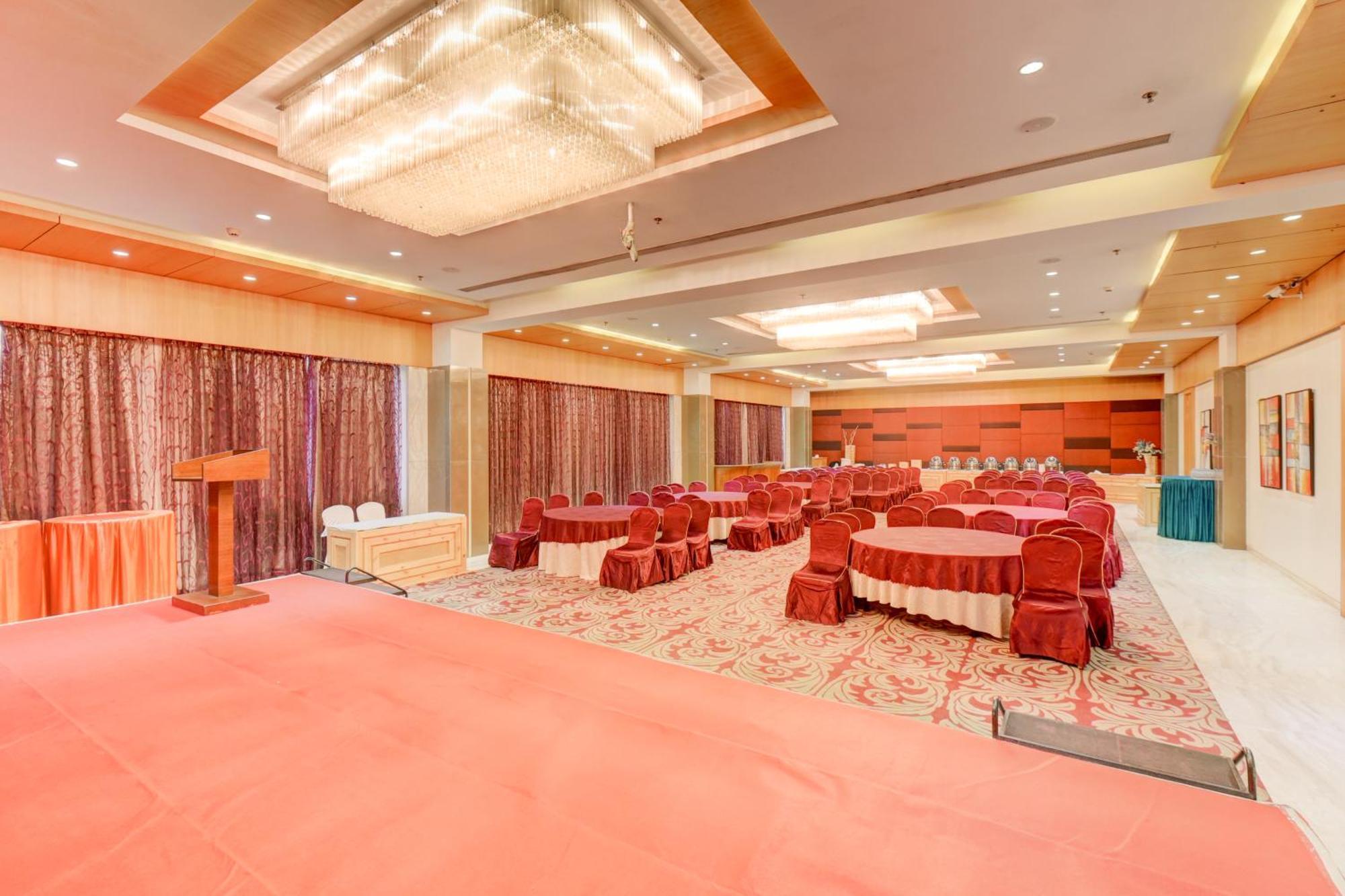 The SSK Solitaire Hotel&Banquets Nashik Extérieur photo