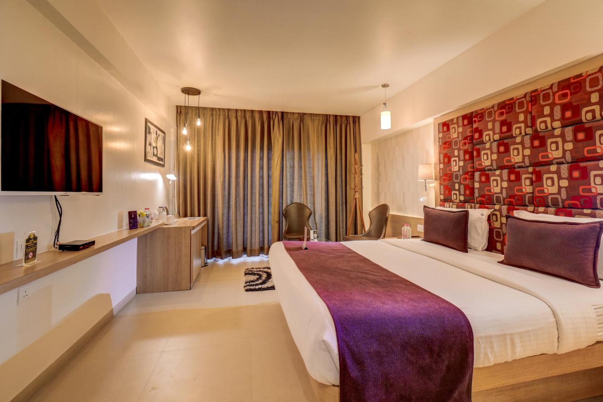 The SSK Solitaire Hotel&Banquets Nashik Extérieur photo