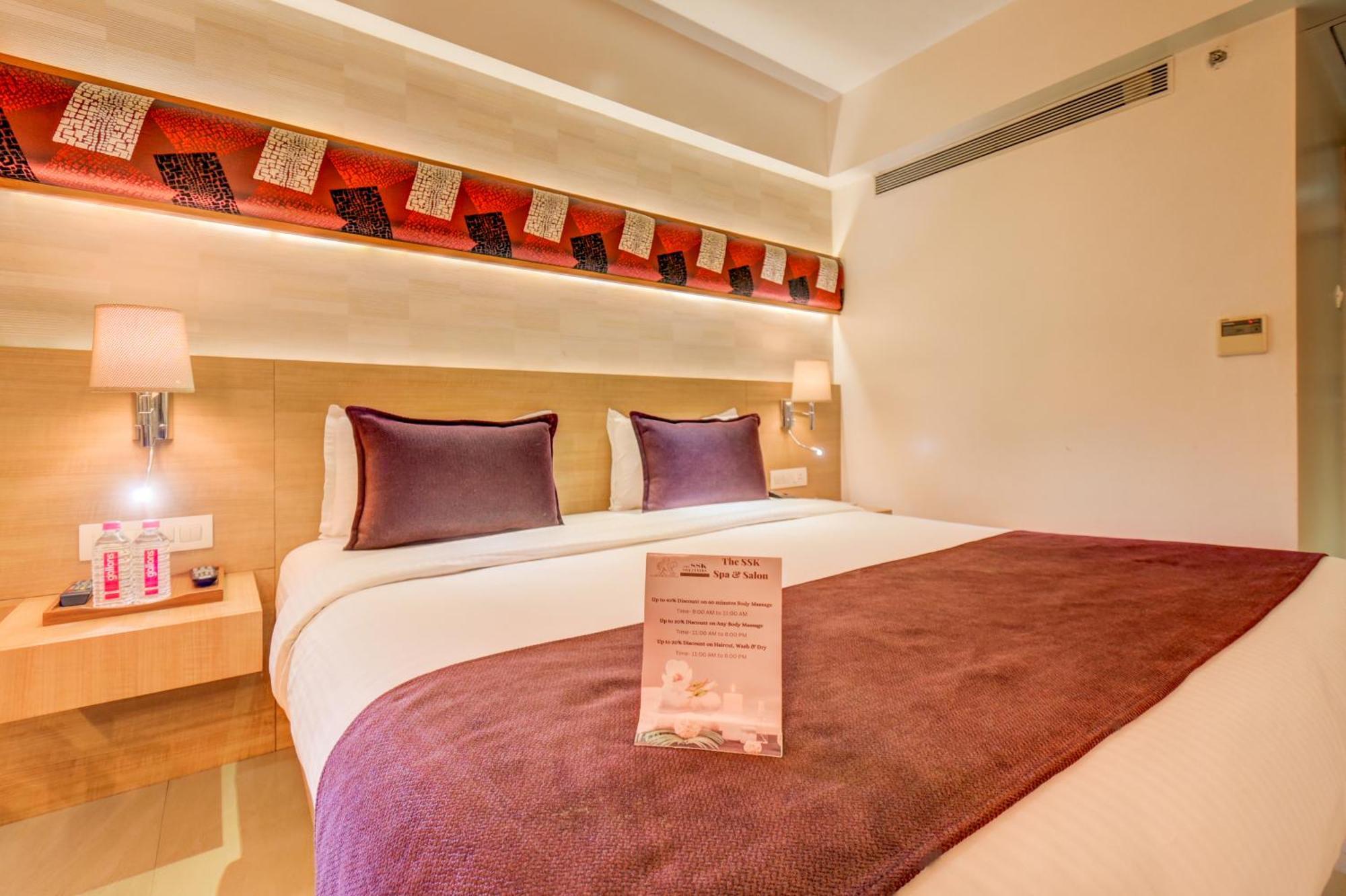 The SSK Solitaire Hotel&Banquets Nashik Extérieur photo