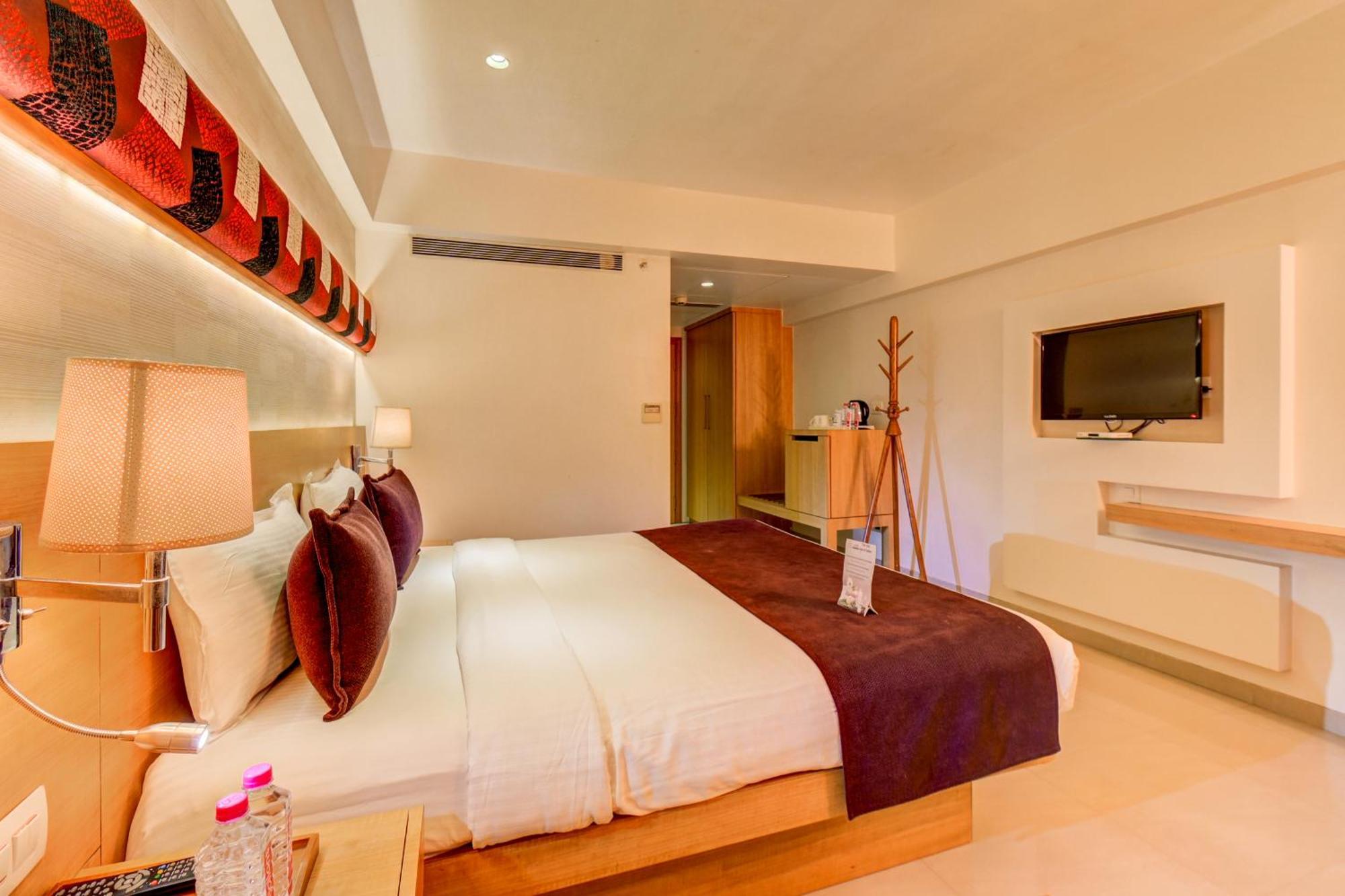 The SSK Solitaire Hotel&Banquets Nashik Extérieur photo