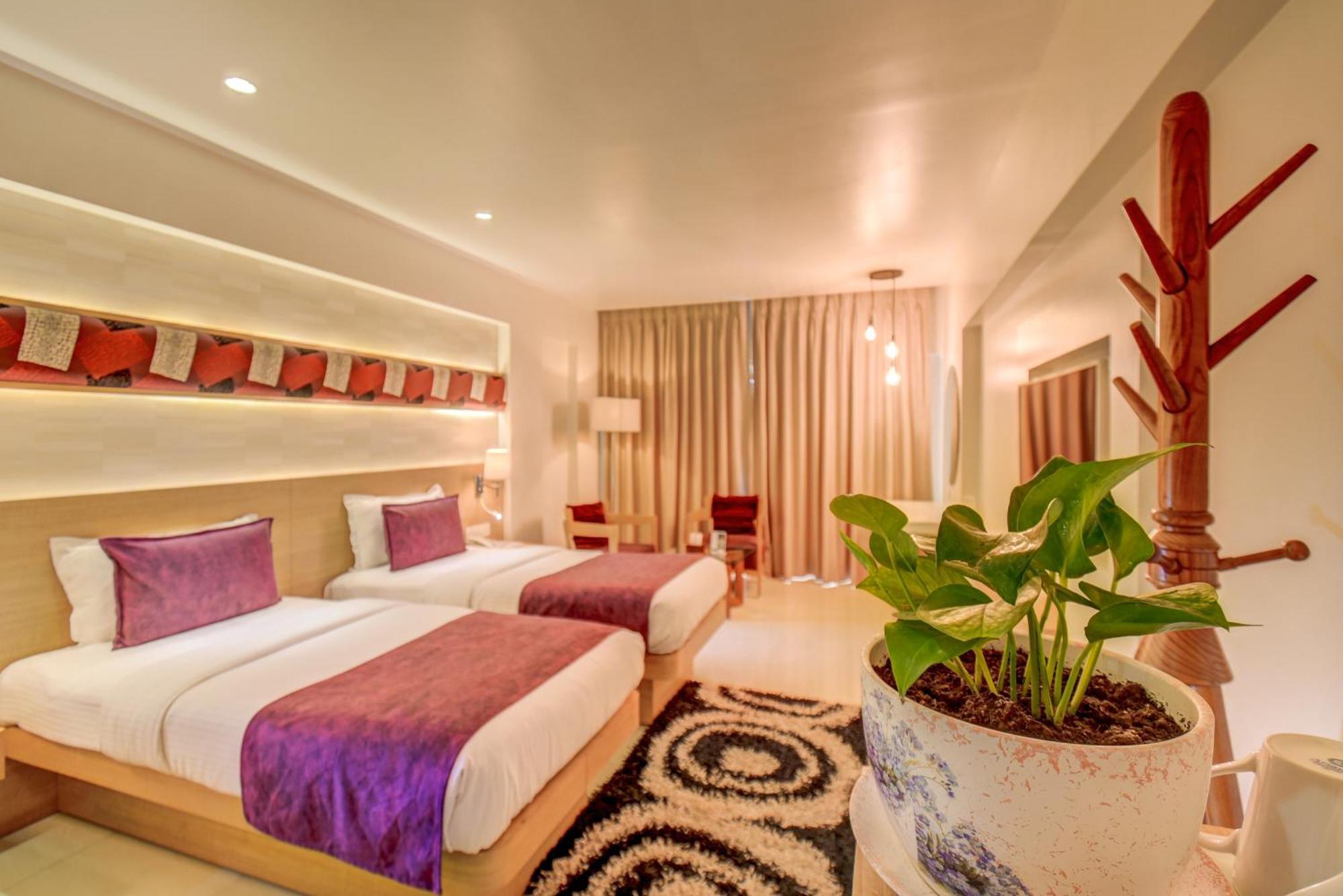 The SSK Solitaire Hotel&Banquets Nashik Extérieur photo