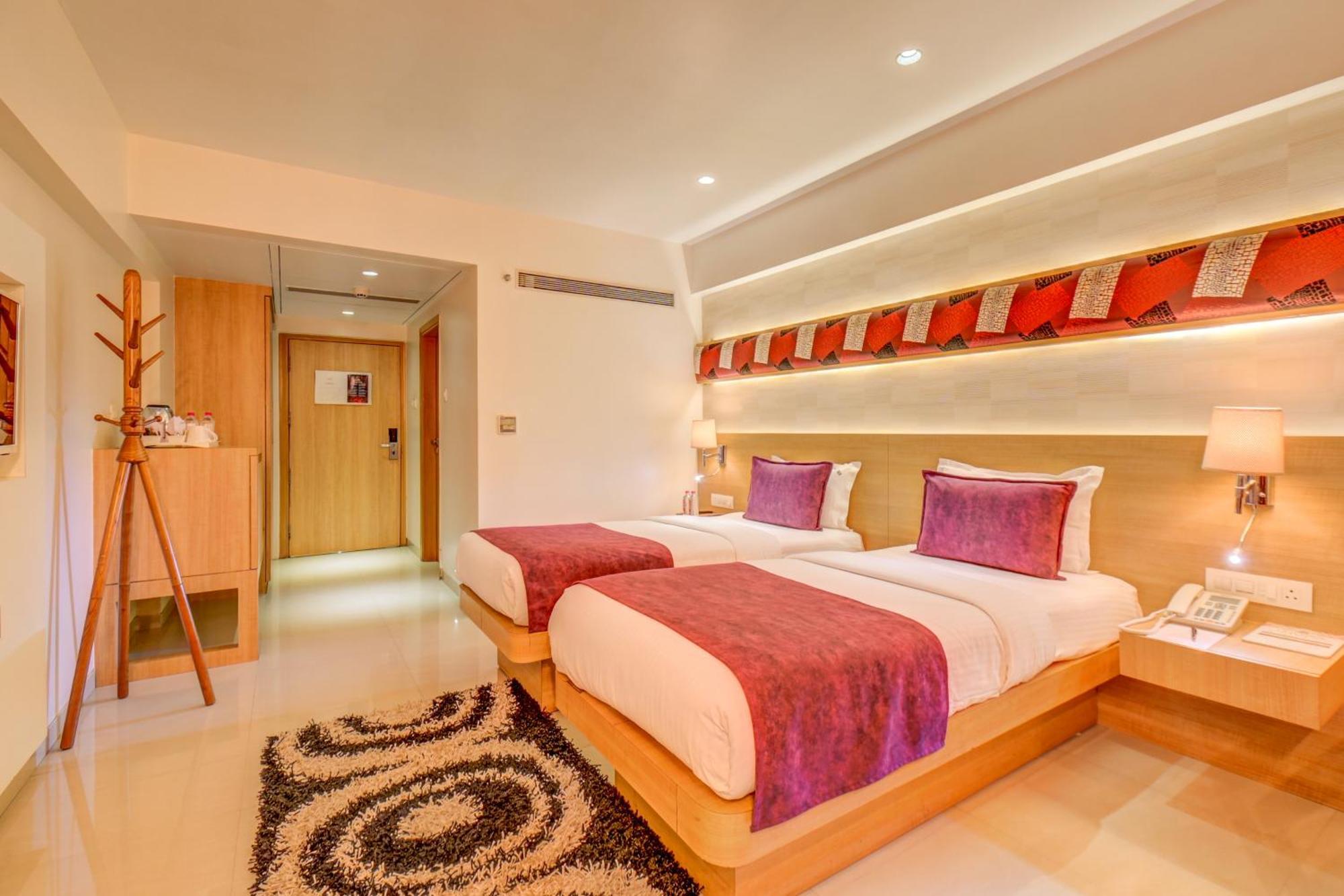 The SSK Solitaire Hotel&Banquets Nashik Extérieur photo